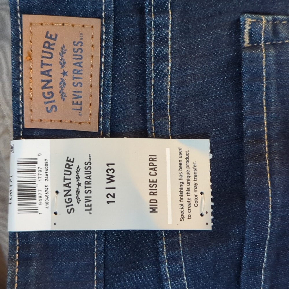 Levi's Signature Mid Rise Capris - Picture 5 of 7